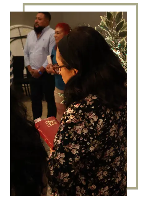 Miembros del Ministerio de Español en oración